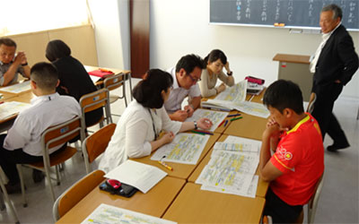 ２学年の単元計画表検討の様子