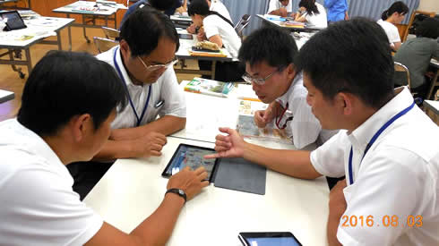写真:ICTを使って小中全教職員で研修