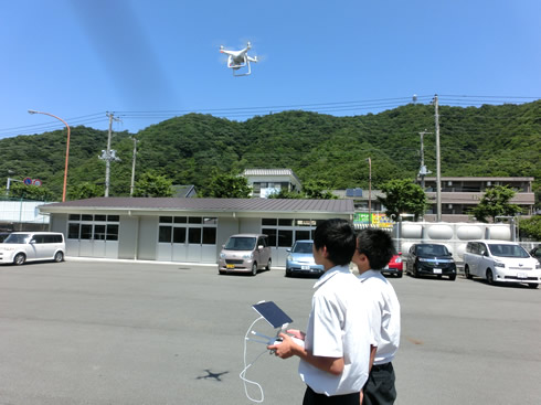 写真:iPadによるドローン操作