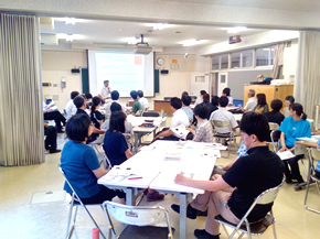 写真:小・中連携、初の合同校内研修会