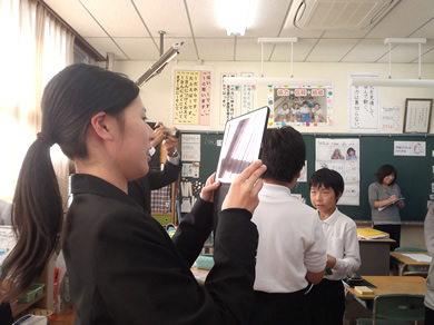 写真:タブレットも活用して