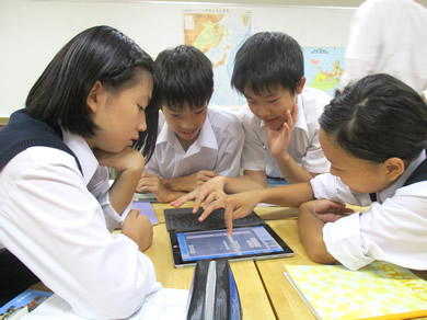写真：タブレット端末を活用した協働学習（訪問アドバイス）