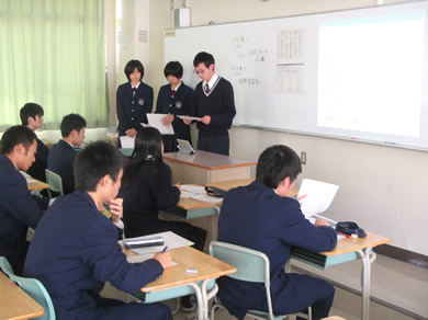写真:タブレットPCを用いた地域活性化のための発表