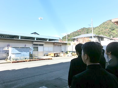 写真:中学生対象学校開放・説明会でドローン飛行