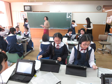 写真:タブレットで英仏語スピーチ練習