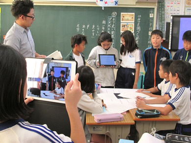 写真:来年の1年生のために学校紹介をしよう!