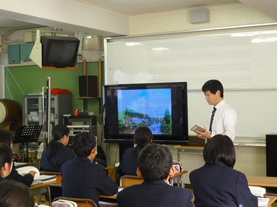 写真:タブレットを活用した音楽科の授業での実践