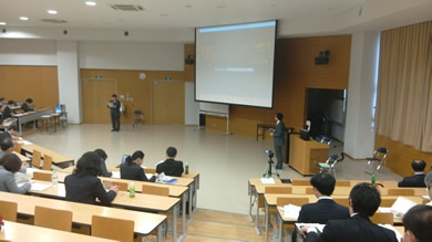 写真:中間報告会