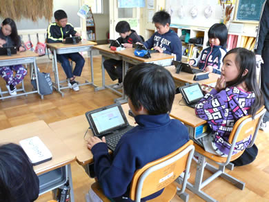 写真：タブレット端末を活用した意見発表