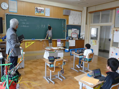 写真:タブレット端末の筆順練習から間違えの発表