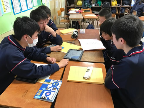 写真:修学旅行の自主研修の計画を立てる様子