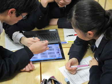 写真:タブレットを活用した協働学習