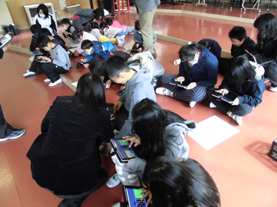 写真:全校集会で計算練習