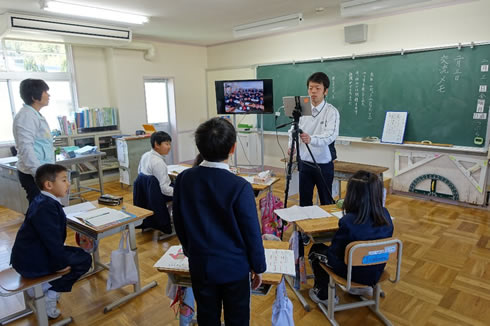写真：ビデオ会議システムを使って授業交流