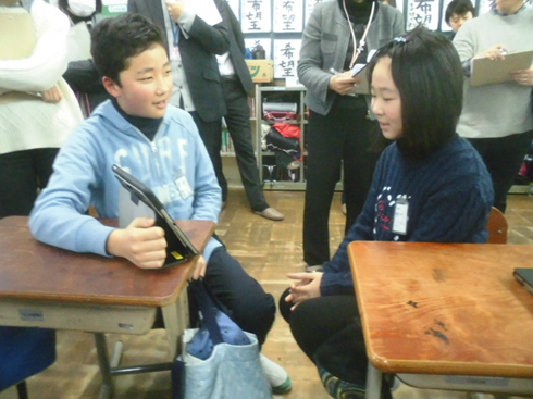 写真:<外国語活動>伝える時の支援としてのタブレット端末
