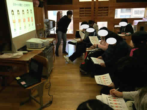 写真:ICTを活用した性に関する指導 男女別集団学習