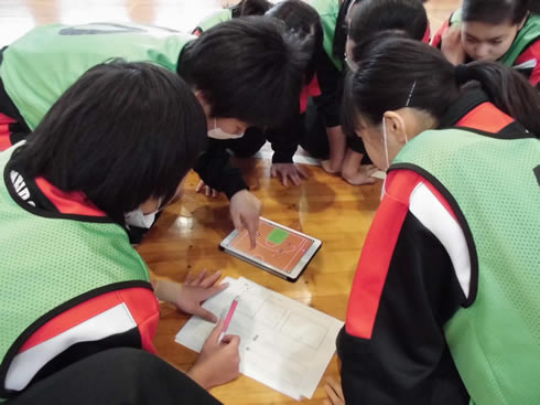 写真：学びを深めるためのICT機器の活用