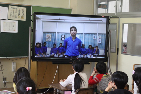 写真:テレビ会議システムを活用した小中交流