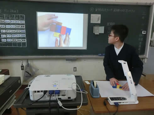 写真:展開図と直方体の空間的位置関係を確認