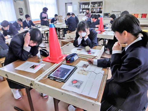 写真:抽象表現の意図を読み取り考えるジグソー法の授業