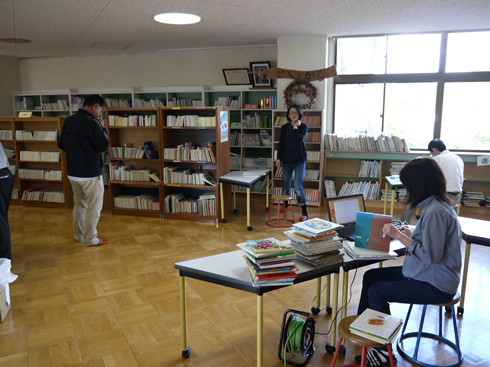 写真：図書の電算化作業