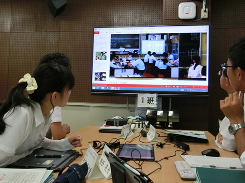 写真：ＩＣＴを活用した授業実践について課題や解決策を交流