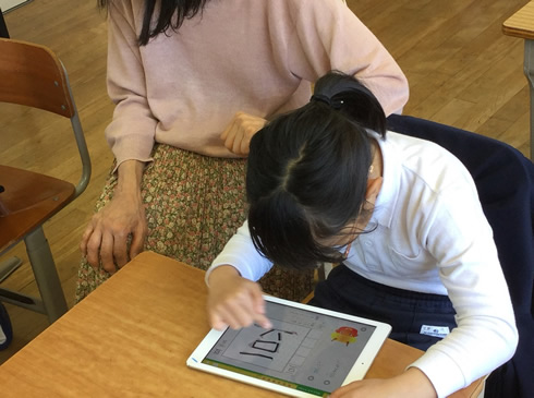 写真：Myタブレットによる個別学習開始