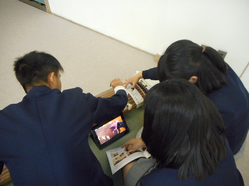 写真：タブレットを使って箏の授業を行いました