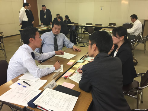 写真：研究授業に向けて指導案の検討中！