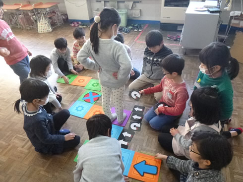 写真：友達をプログラミングでゴールへ導こう