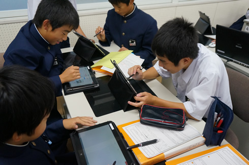 写真：タブレットPCを利用した協働学習の推進