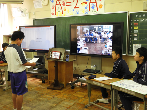 写真：テレビ電話で市内の中学生と討論をしよう。