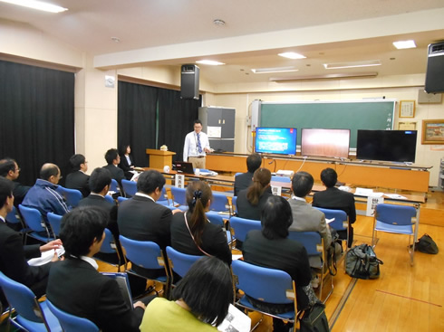 写真：市の教育研究会にて大型テレビの有用性を説明しました