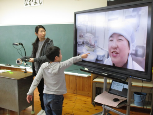写真：給食室の調理師さんとテレビ電話