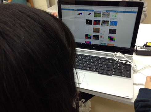 写真：授業のはじめにサイトチェック。私の見てくれたかな？