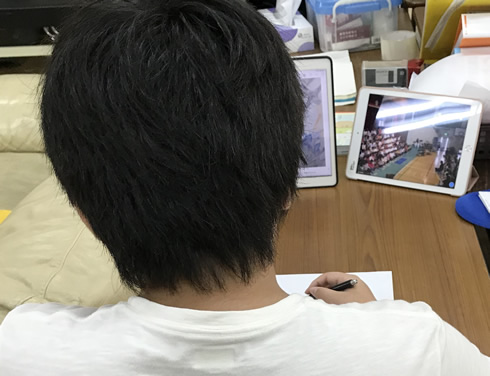 写真：学習発表会の鑑賞