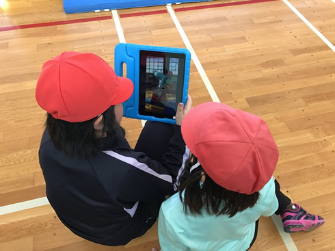 写真：学びをつなげるタブレット