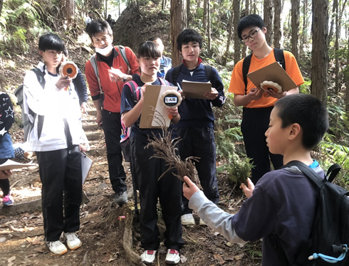 写真：熊野古道中辺路で小学生から語り部活動を学ぶ