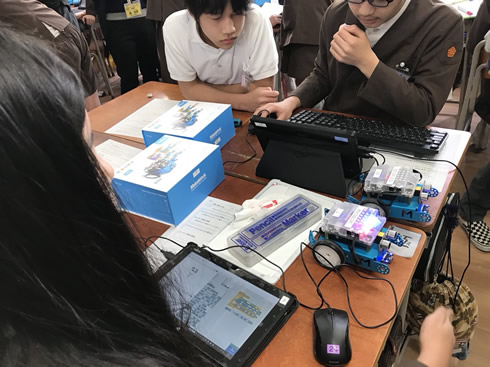 写真：全６学年でプログラミングの公開授業