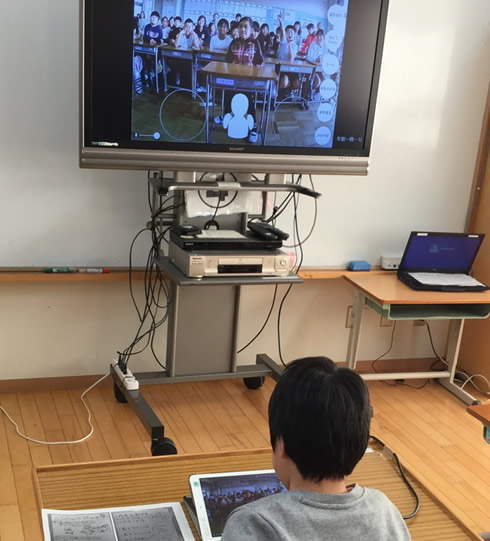 写真:OriHimeで居住地校の仲間と一緒に活動