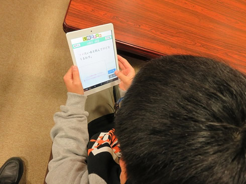 写真:タブレットPCアプリで,漢検・数検の学習に挑戦