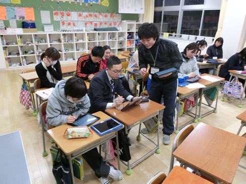写真:職員研修による,ピアサポート活動におけるタブレット活用の情報共有