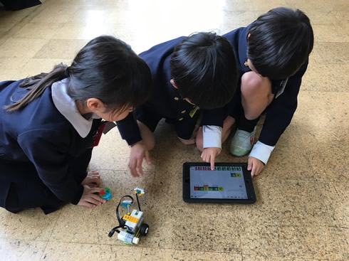 写真:ロボットプログラミングもSNSで共有