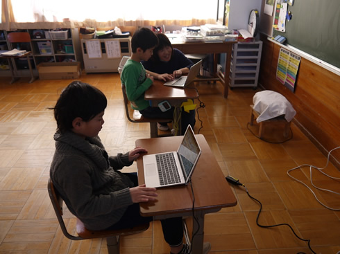 写真:タブレットPCで楽しくローマ字の学習