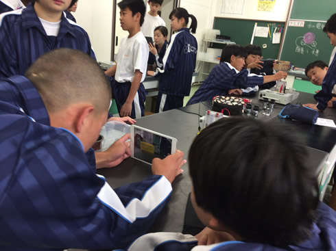 写真：iPadで理科の実験の撮影