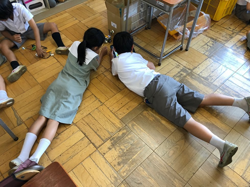 写真：顔を寄せ合って取り組むのは…