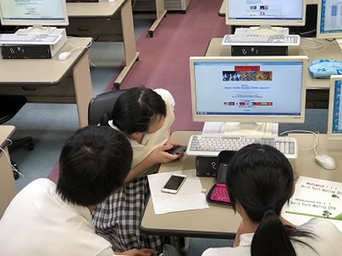 写真：ワールドユースミーティングへむけて校内での準備風景