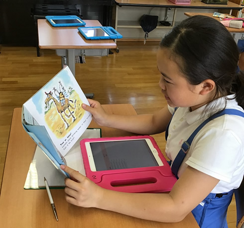 写真：英語で音読した声をタブレットに録音・確認