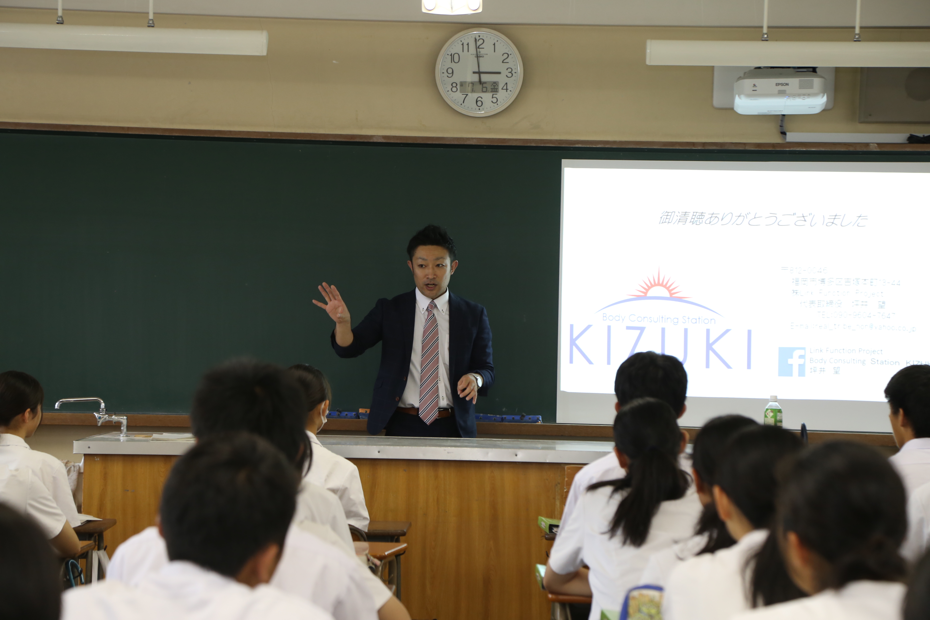 写真：第１学年・第２学年合同で社会人講演会を実施しました。