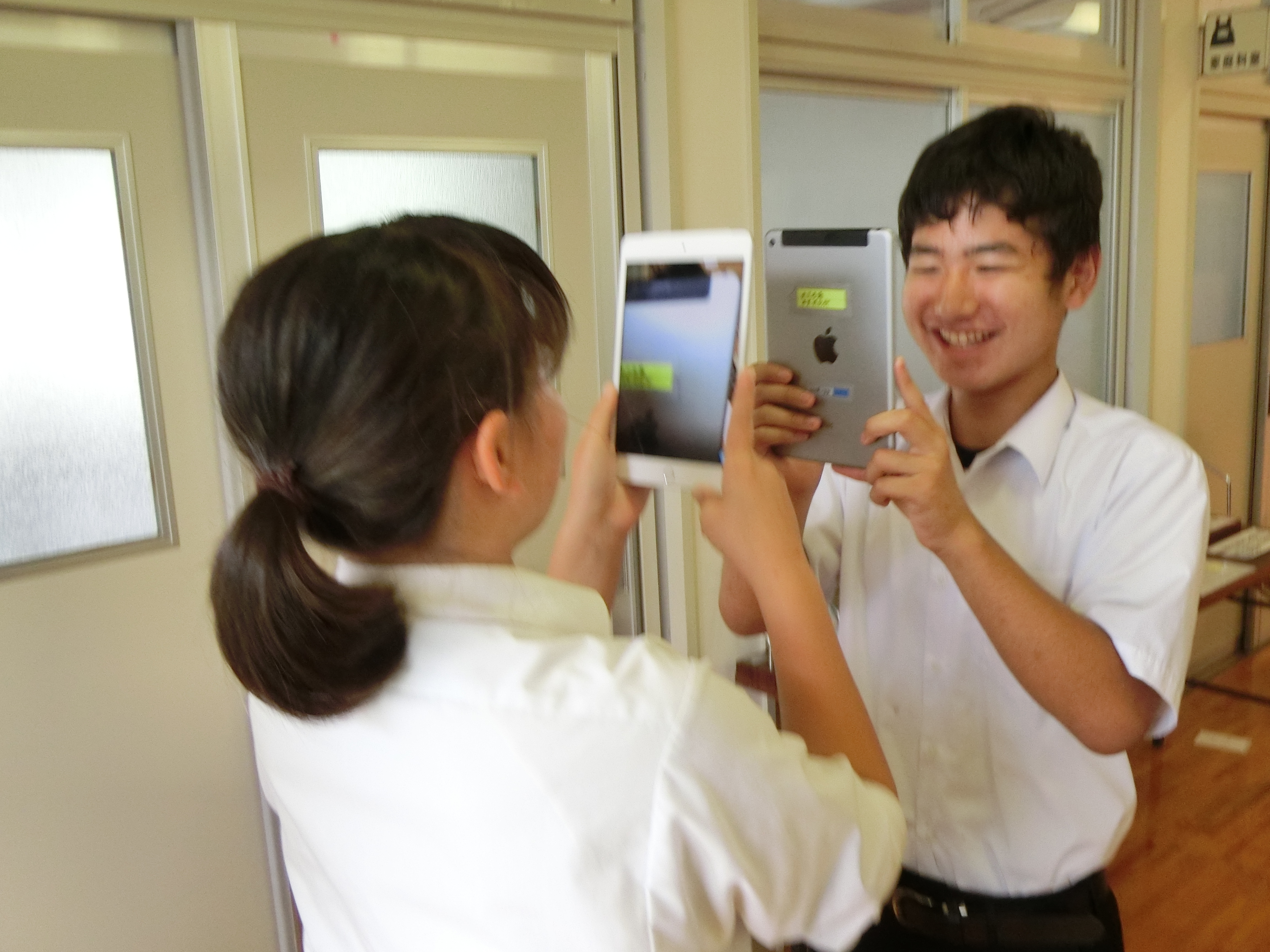 写真：全校でARアプリケーション「マチアルキ」の活用方法を学ぶ